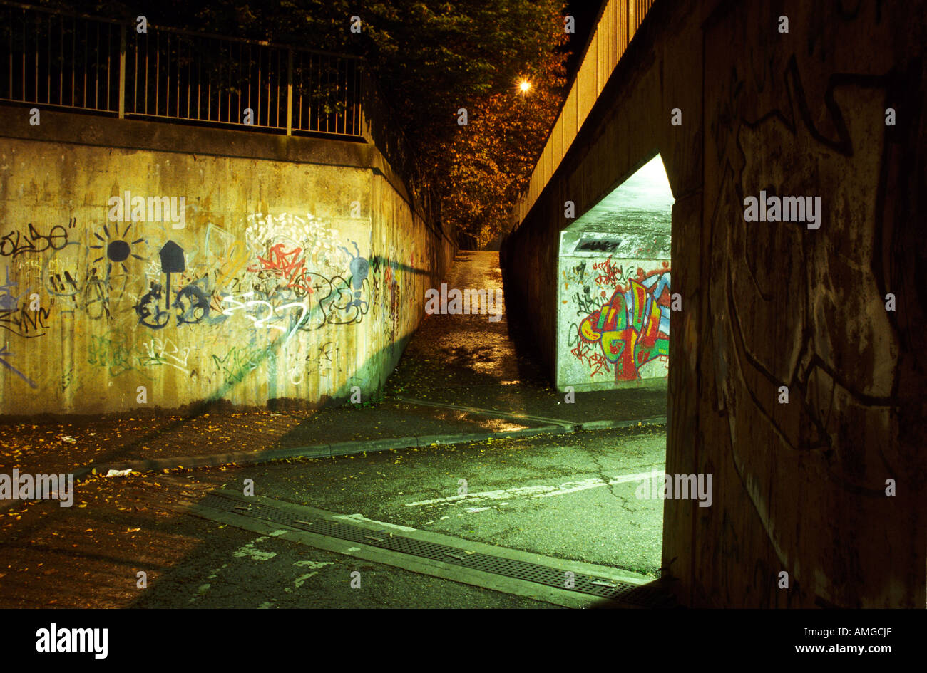 Sottopassaggio con graffiti in Oxford Foto Stock
