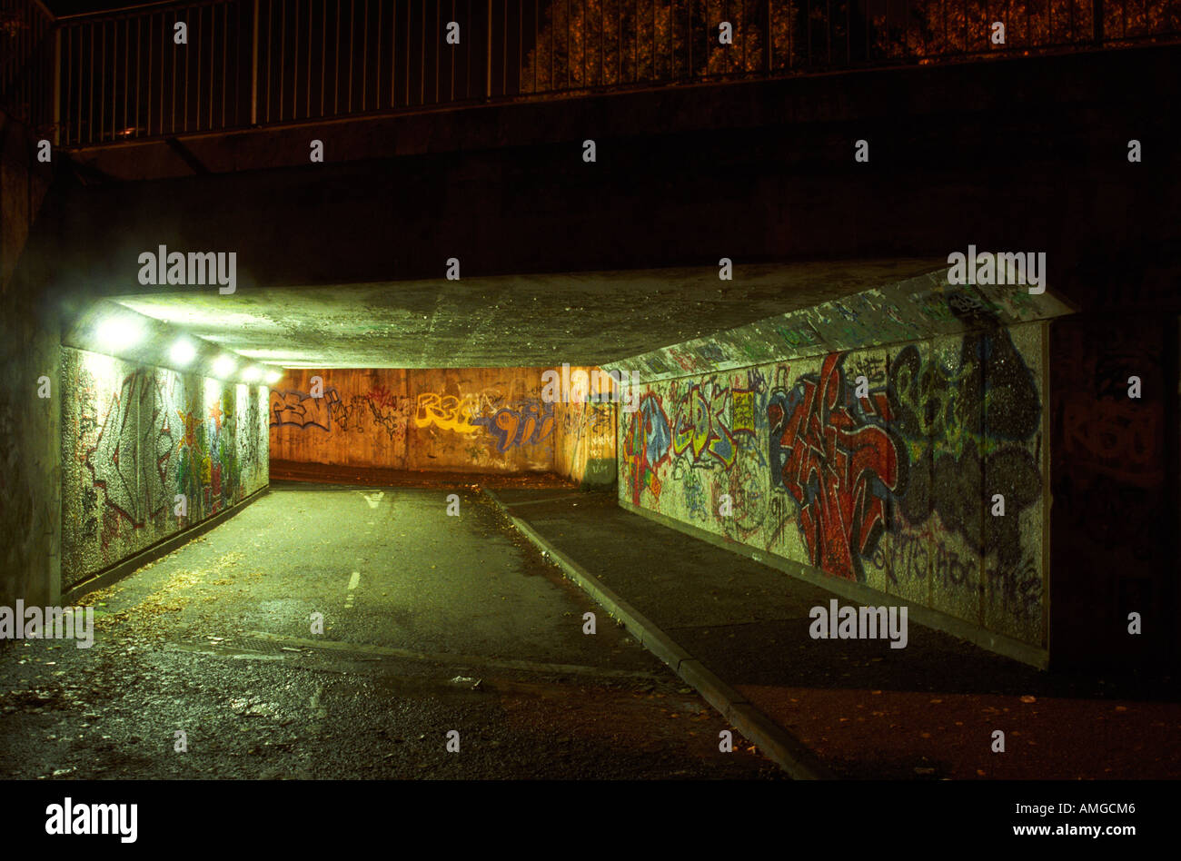 Sottopassaggio con graffiti in Oxford Foto Stock