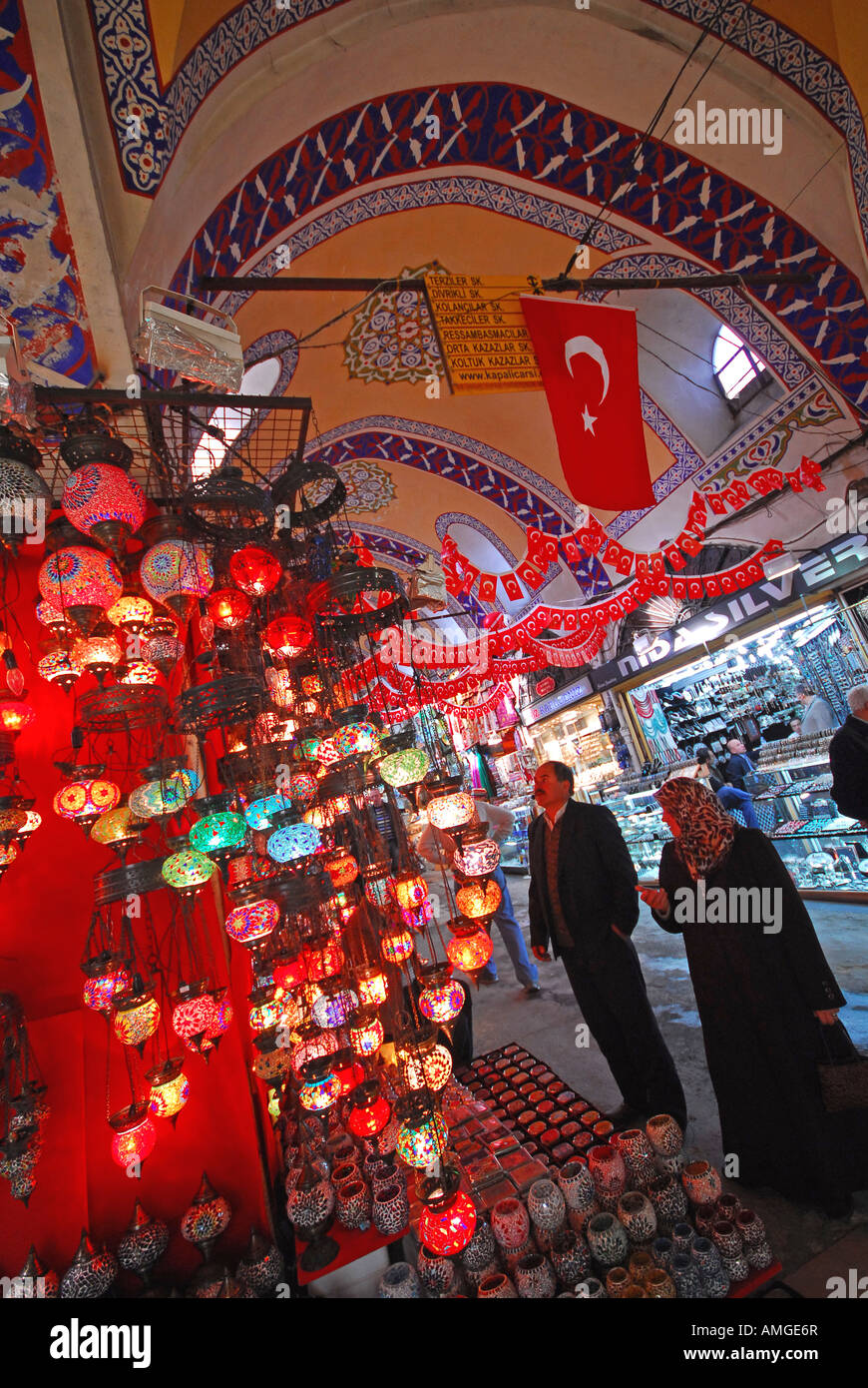 ISTANBUL, TURKET. Un negozio di vendita di vetro colorato lanterne in Grand Bazaar (Kapali Carsi). 2007. Foto Stock