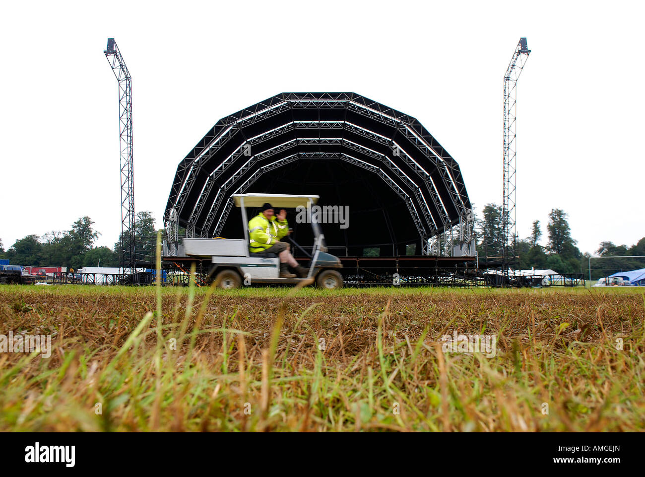 Pic martin phelps 23 07 07 malmesbury womad festival preparati principale fase esterna Foto Stock