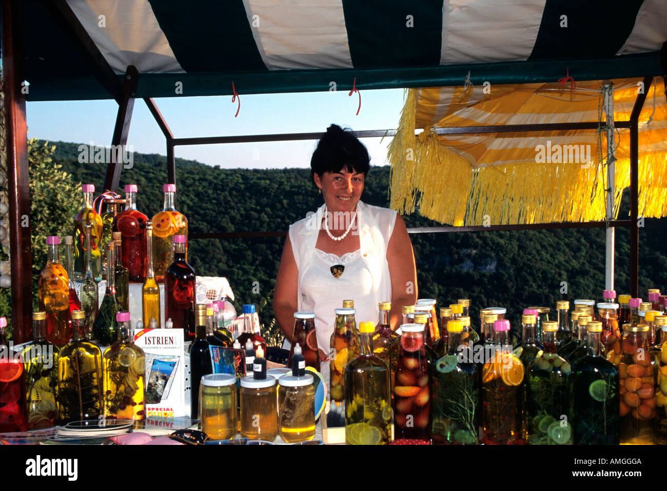 Kroatien, Istrien, bei Porec, Verkaufsstand mit eingelegten Früchten am Limski-Kanal Foto Stock