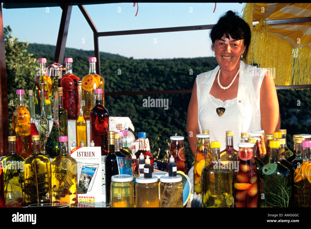 Kroatien, Istrien, bei Porec, Verkaufsstand mit eingelegten Früchten am Limski-Kanal Foto Stock