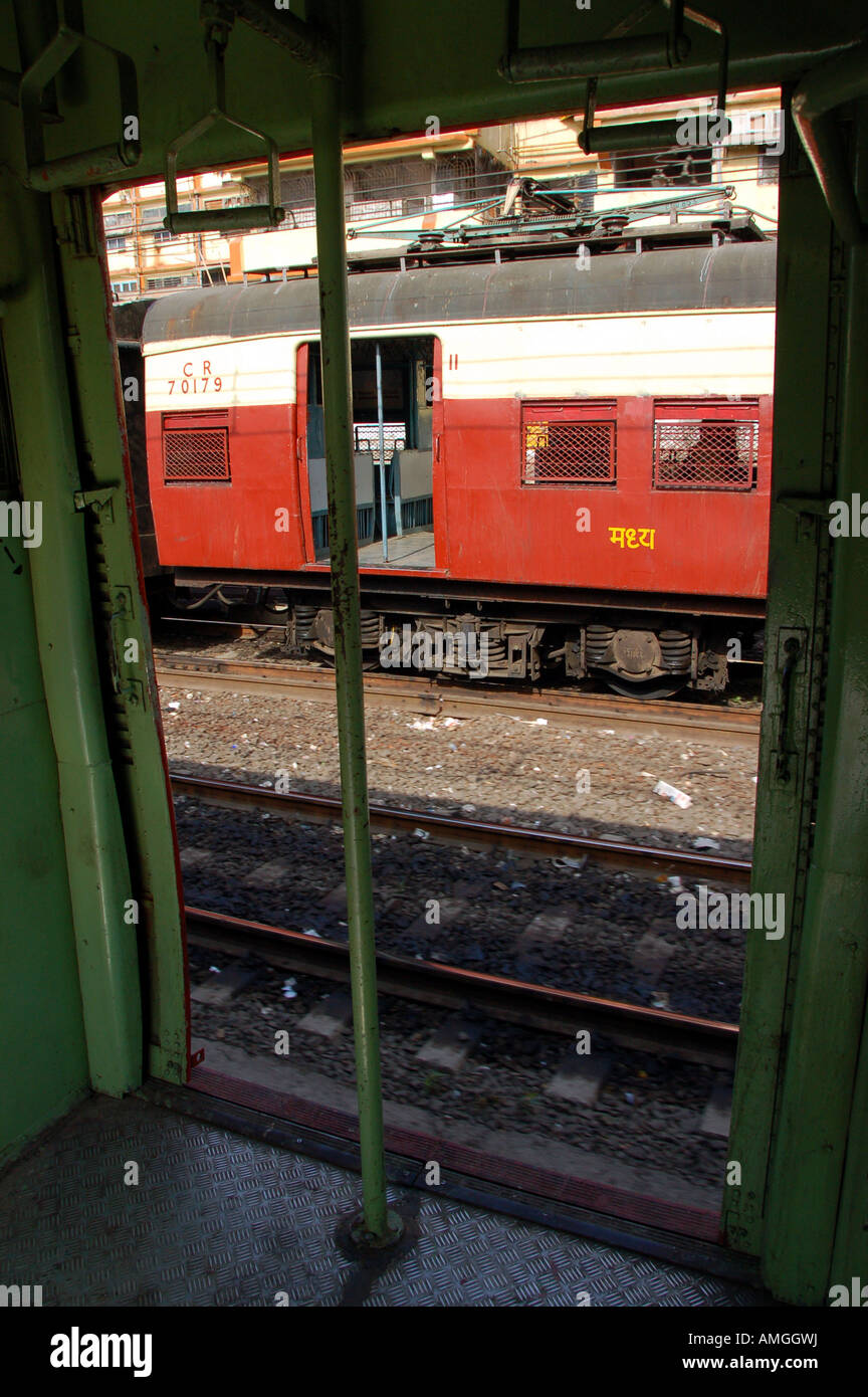 Guardando fuori del treno indiano carrello in Mumbai / Bombay, India Foto Stock