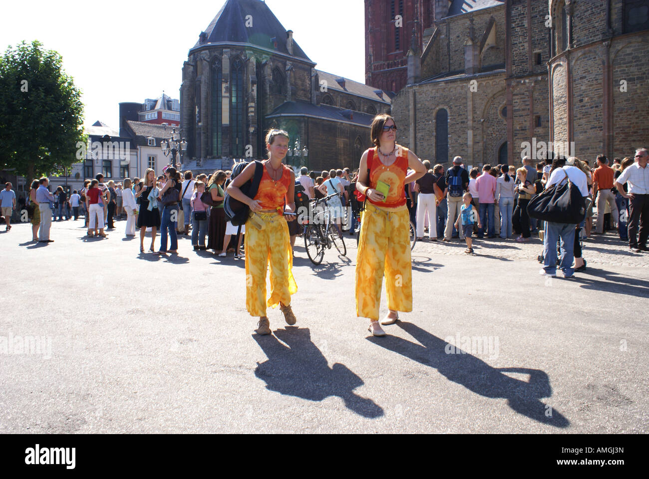 Due identicamente vestito spettatori all aria aperta di Maastricht delle prestazioni Foto Stock