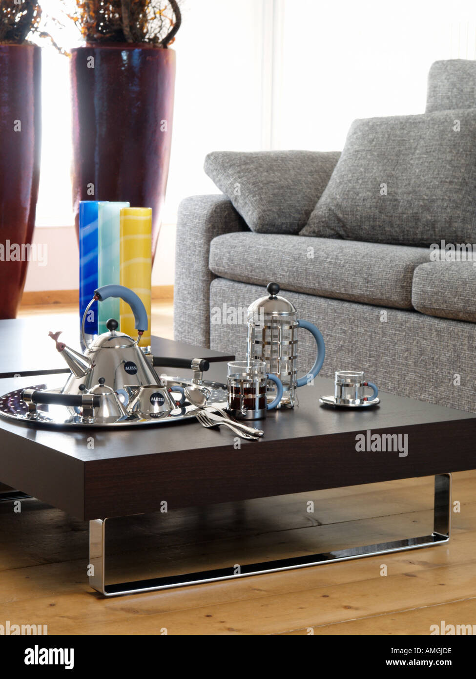Alessi Bollitore con fischietto di uccelli e corrispondenza di caffè sul vassoio nel soggiorno moderno Foto Stock