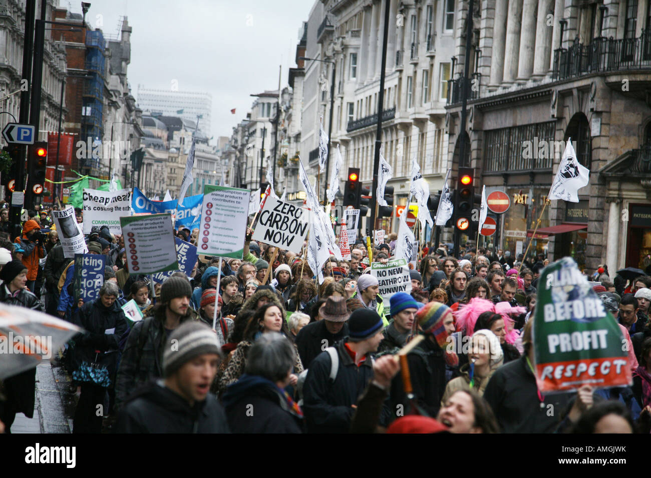 Migliaia ha preso il via nel centro di Londra a marzo per il cambiamento climatico azione a dispetto di heavy rain Foto Stock
