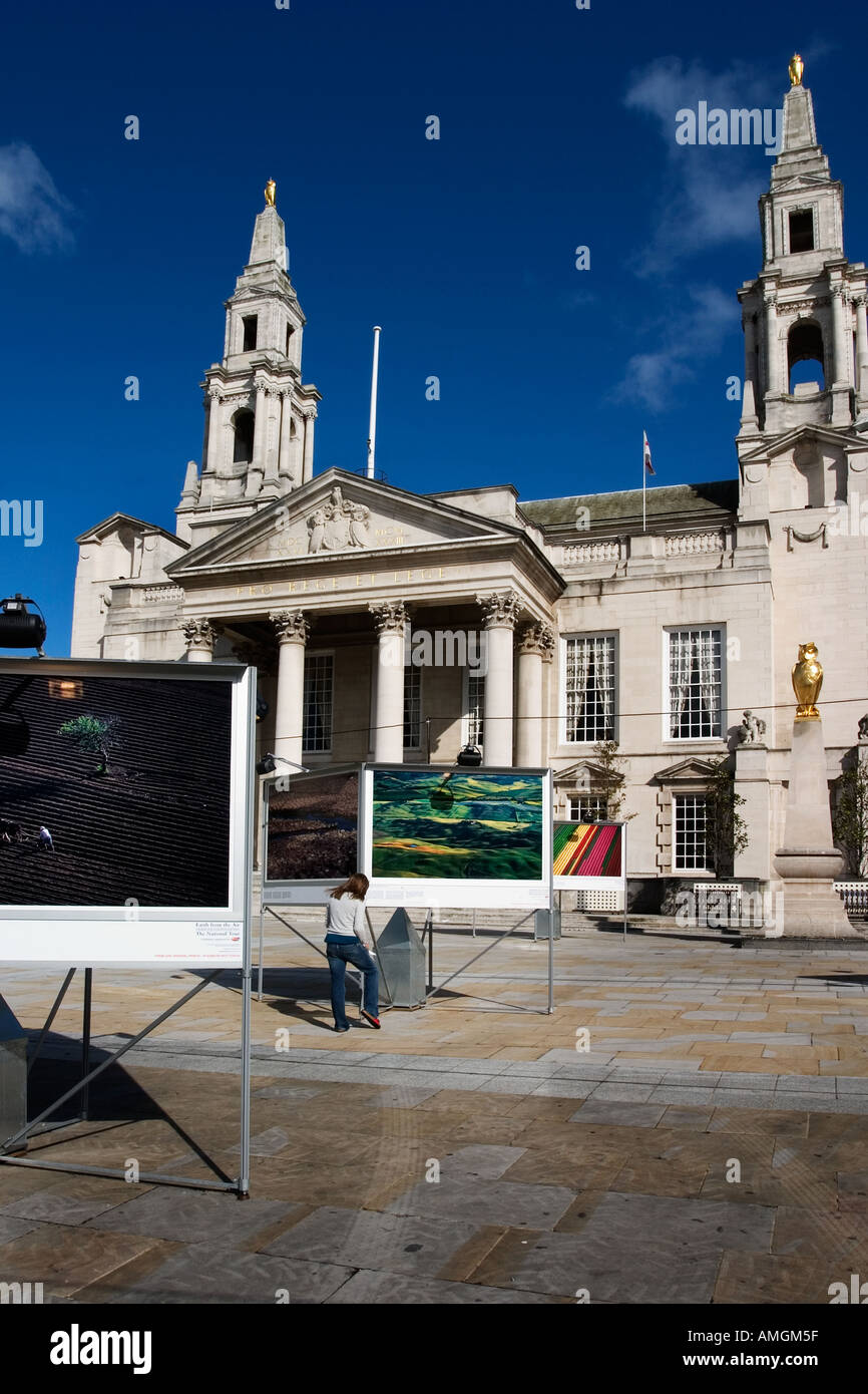 Un Open Air mostra fotografica dalla sala civica in Millennium Square Leeds West Yorkshire Inghilterra Foto Stock