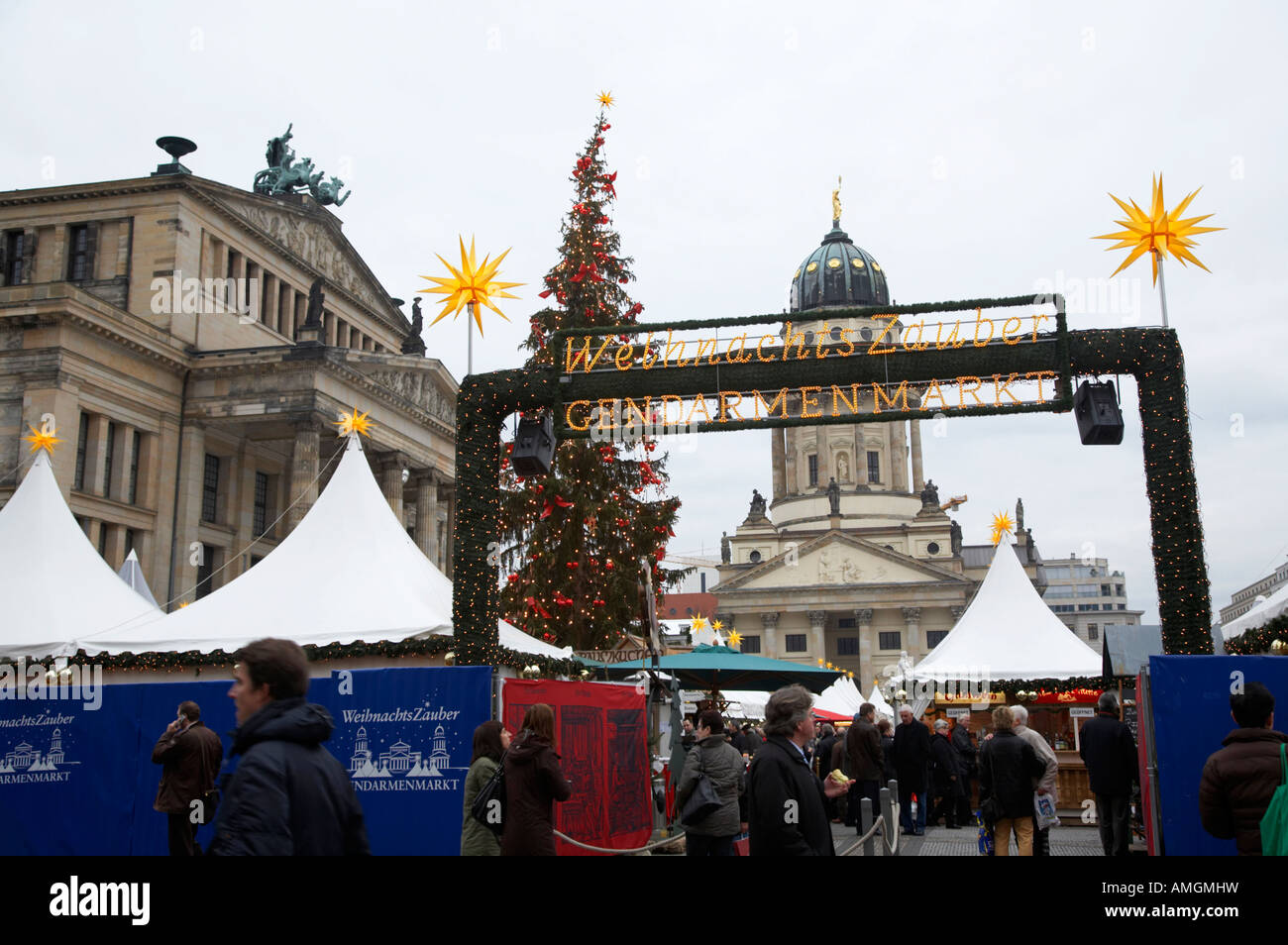 Ingresso al Gendarmenmarkt mercatino di Natale nel tardo pomeriggio di Berlino Germania Foto Stock