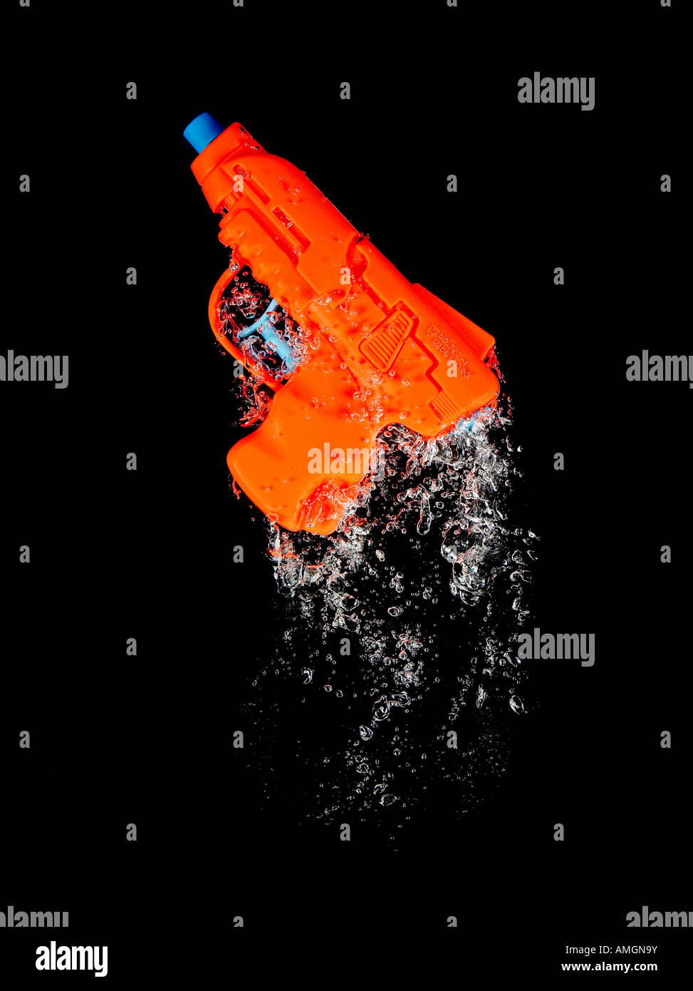 Pistola di acqua si muove attraverso l'acqua con bolle Foto Stock