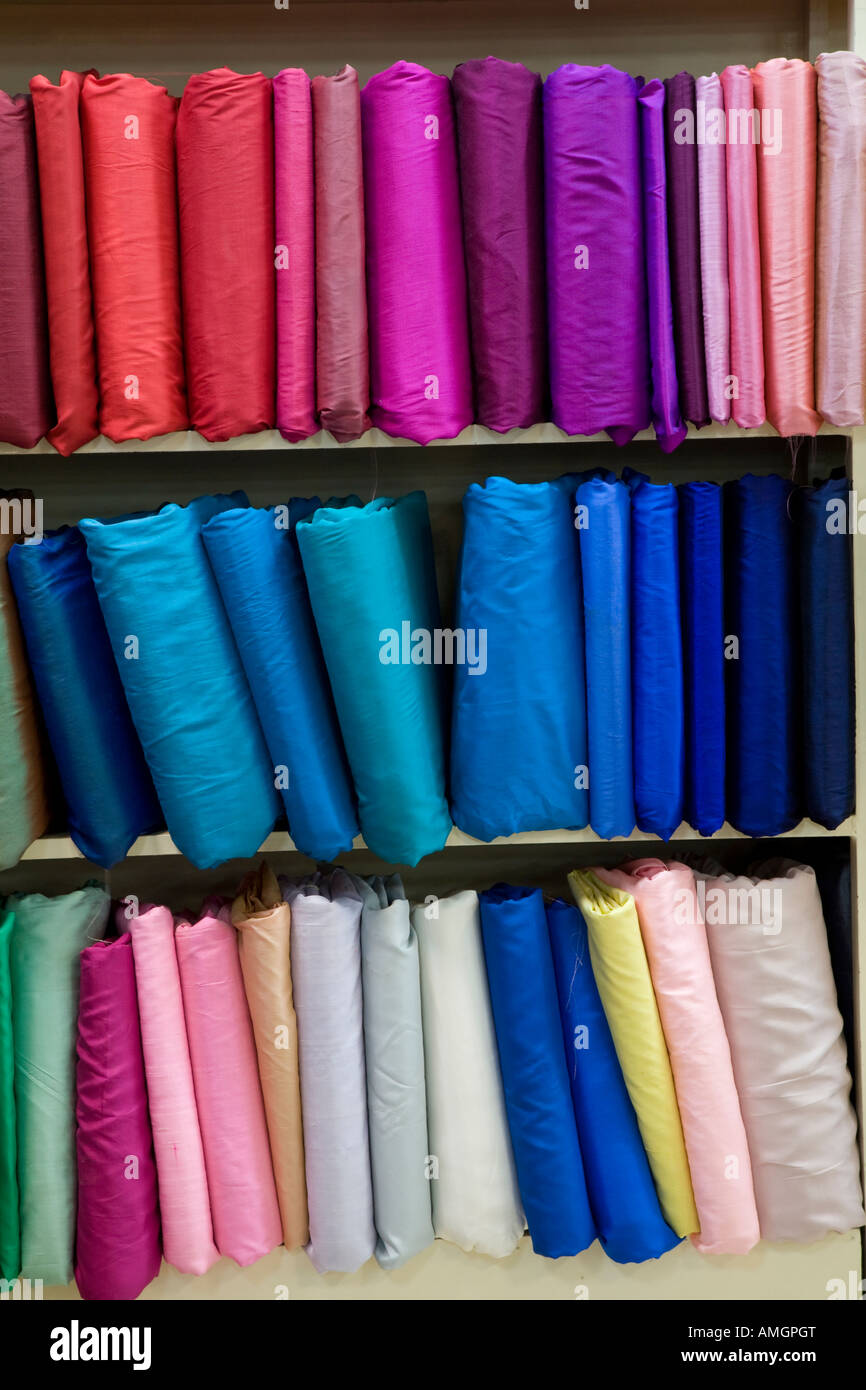 Multi-colore di campioni di seta Tailandese sugli scaffali dei negozi Thailandia, Asia Piankusol Ltd Foto Stock