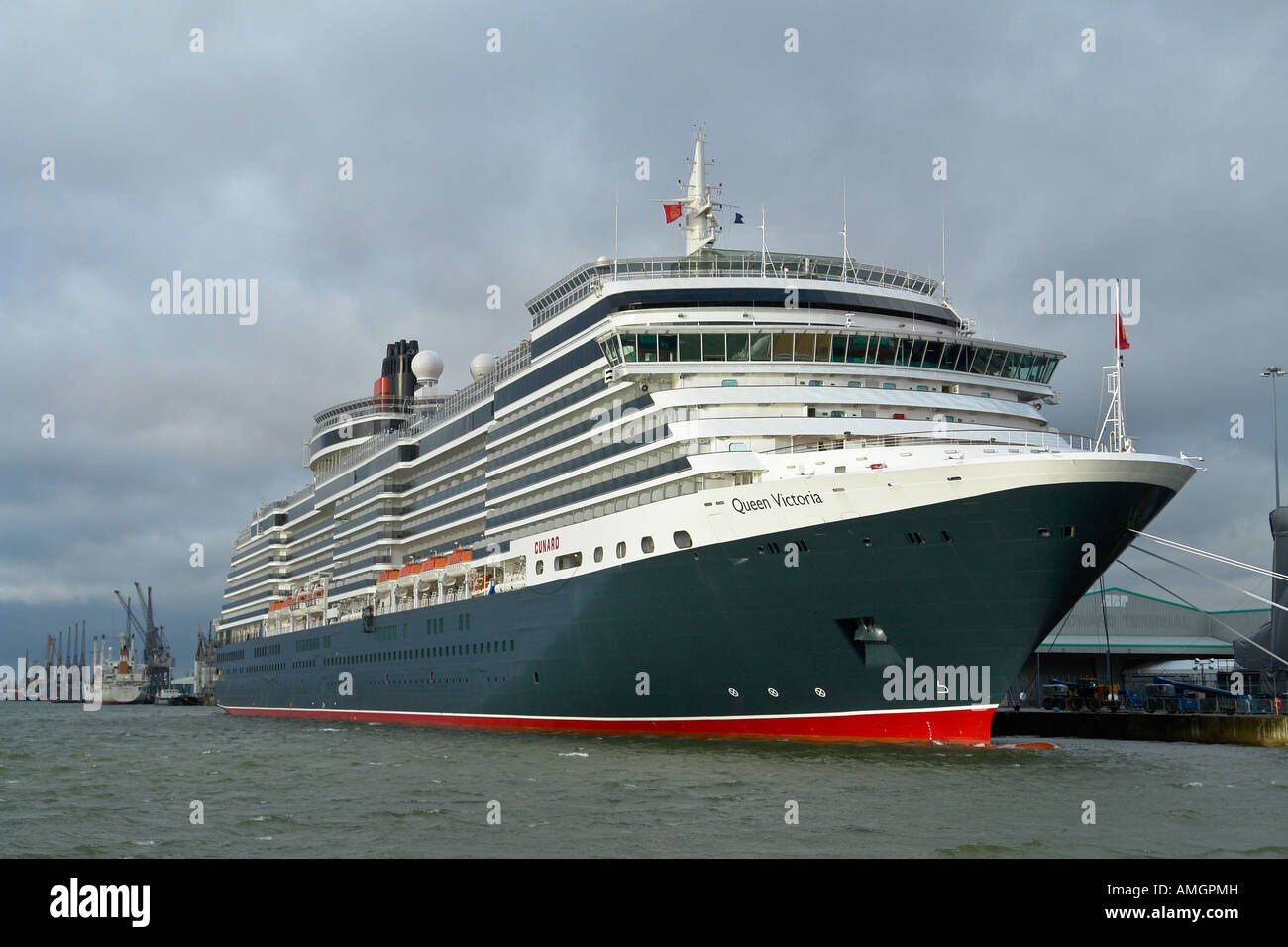 La regina Victoria al posto di ormeggio 101 in Southampton Harbour visto dal Mayflower Park Foto Stock