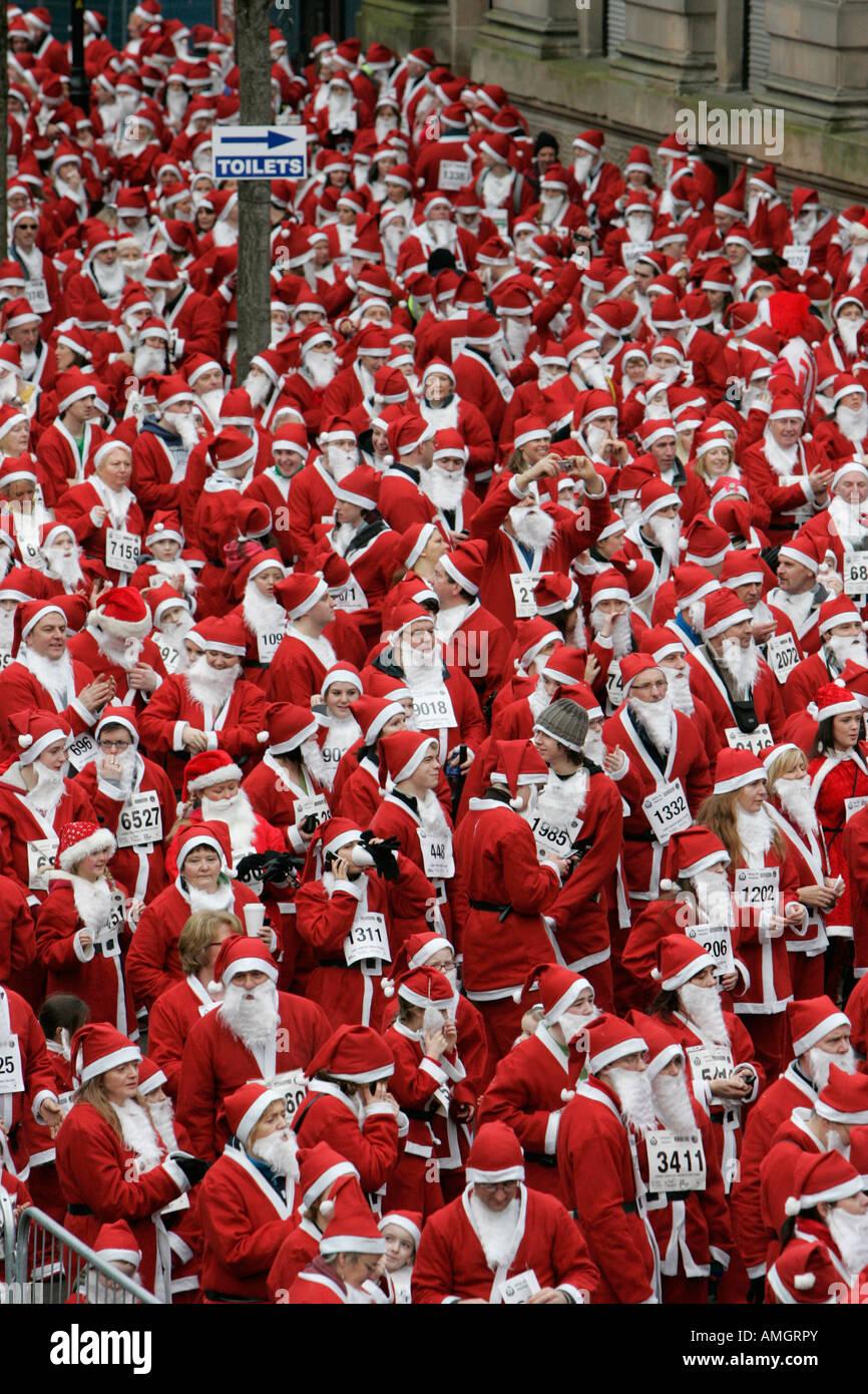 Oltre 10000 persone vestite come santa claus tenta il Guinness World Record in Derry Irlanda del Nord Foto Stock