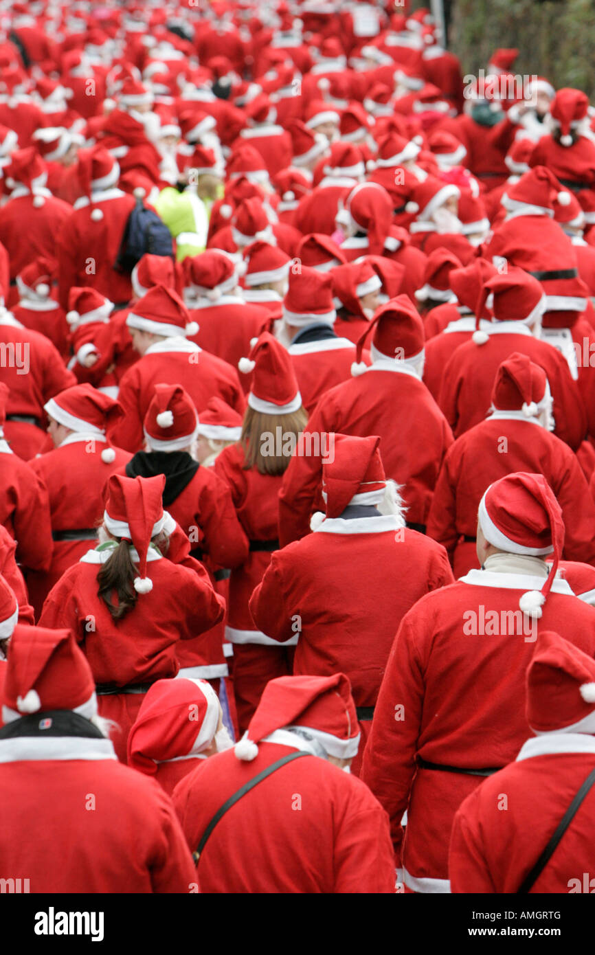 Oltre 10000 persone vestite come santa claus tenta il Guinness World Record in Derry Irlanda del Nord Foto Stock