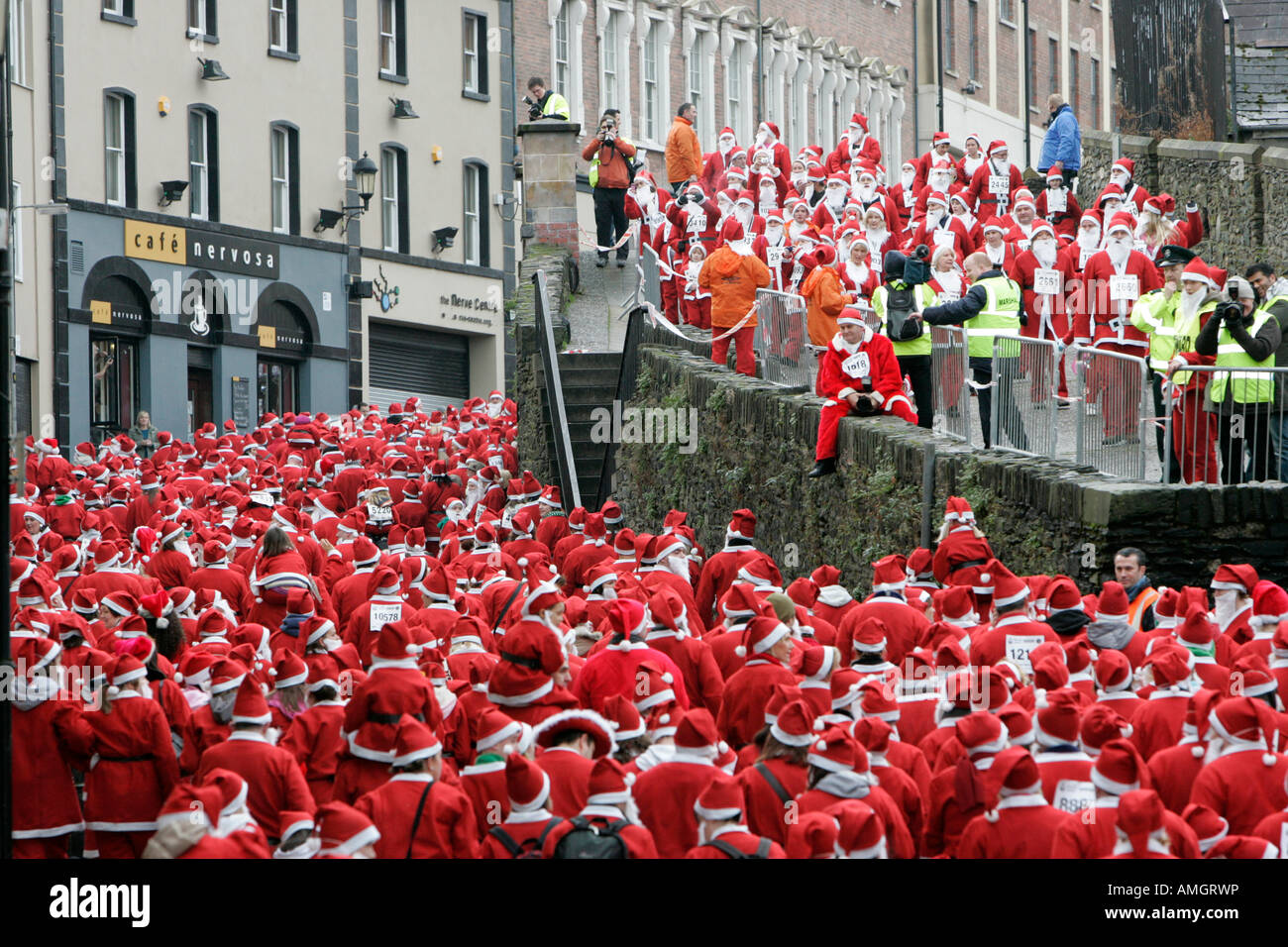 Oltre 10000 persone vestite come santa claus tenta il Guinness World Record a piedi lungo pareti Derrys Irlanda del Nord Foto Stock