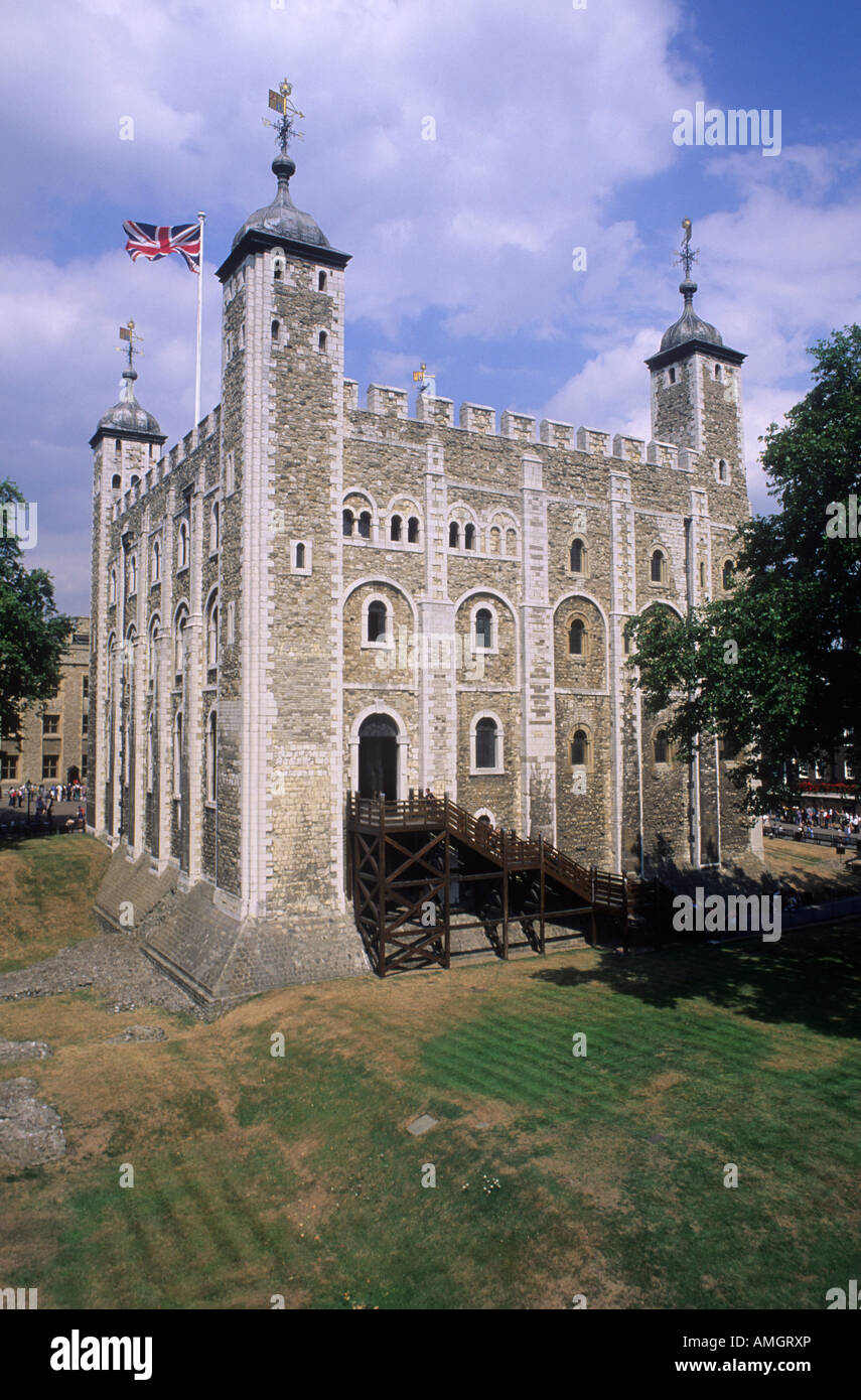 Torre di Londra Torre Bianca europea bandiera Union Jack architettura normanna del XII secolo tenere il castello-fortezza Viaggi Turismo Storia Foto Stock