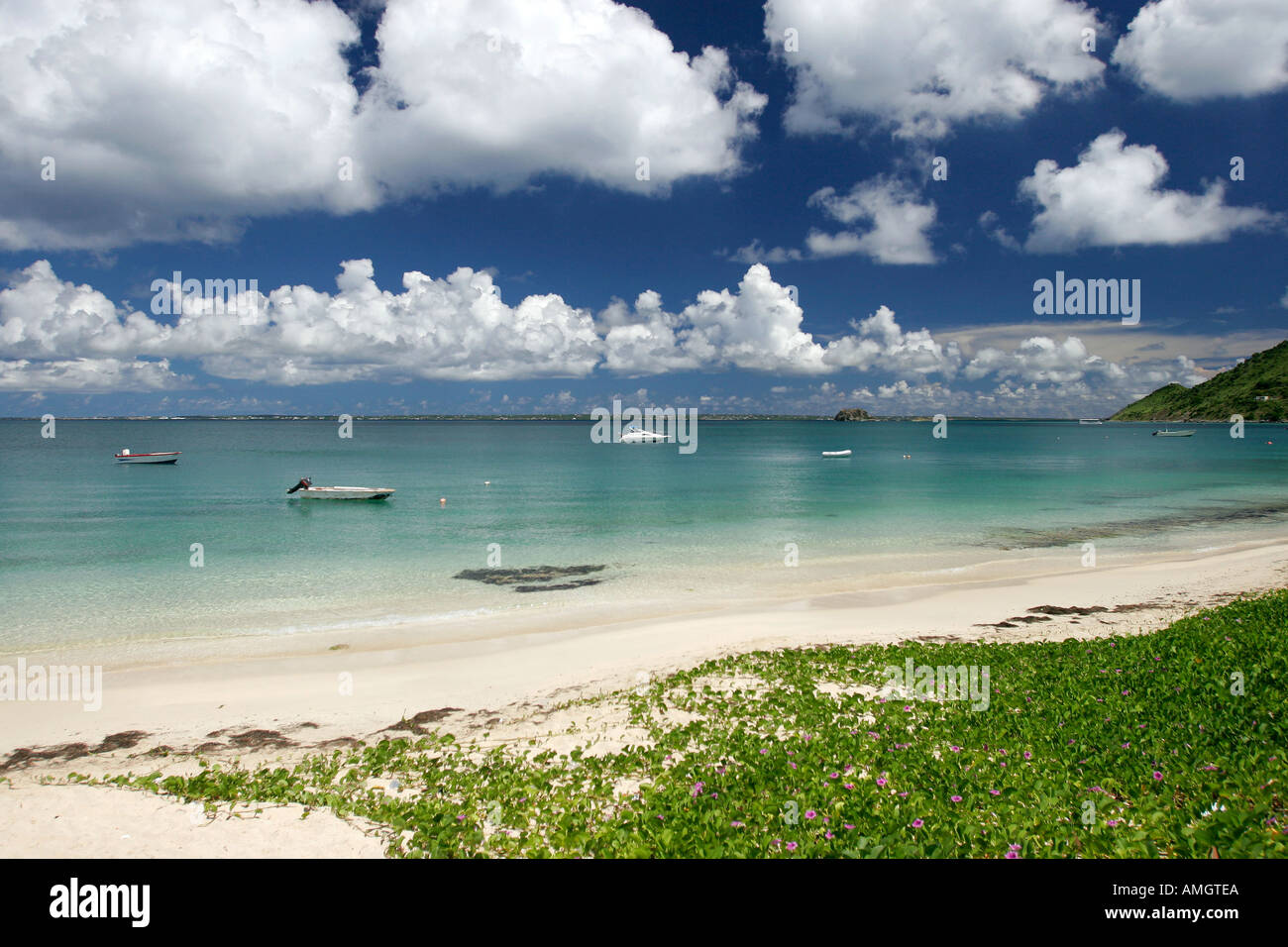 Spiaggia di sabbia bianca a Grand Case St Martin con isola di Anguilla in background Foto Stock