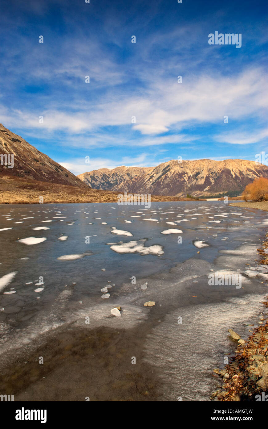 Parzialmente congelati Lago Pearson, Nuova Zelanda, Canterbury Foto Stock