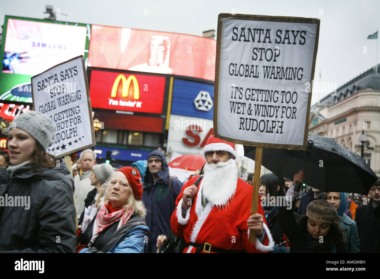 Migliaia ha preso il via nel centro di Londra a marzo per il clima cambia azione nonostante la pioggia. Foto Stock