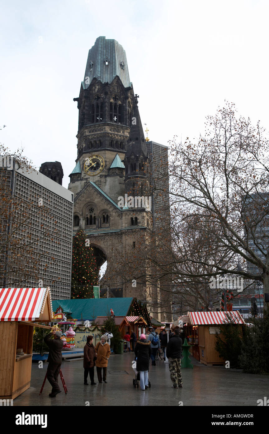 Mercatino di Natale che si aprono per la giornata a Gedachtniskirche accanto la Kaiser Wilhelm Memorial Church Berlino Germania Foto Stock