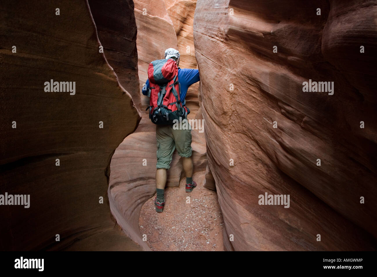 Escursionista in un peek boo canyon slot vicino a Escalante in grande scala monumento nazionale USA Utah Foto Stock