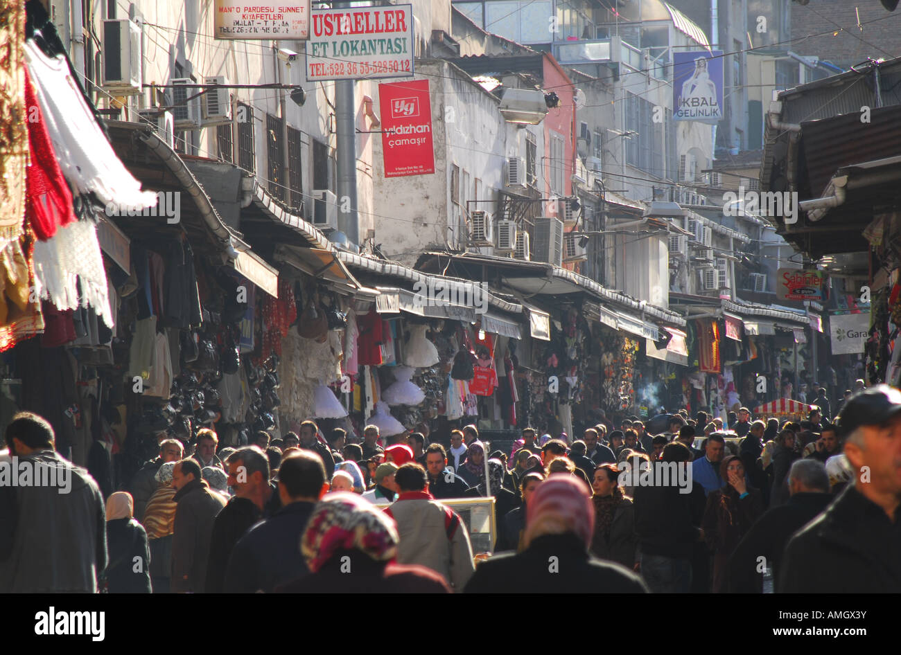 ISTANBUL, Turchia. Una trafficata via dello shopping in Cagaloglu quartiere vicino al Grand Bazaar. 2007. Foto Stock