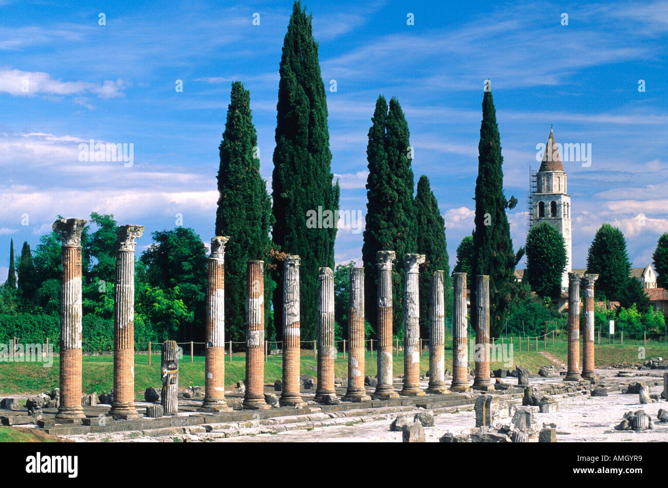 Italien, Veneto, Julisch Veneto, Friuli, Friuli Aquileia, Via Giulia Augusta, Forum Romanum, 2. Jh., 14 Säulen mit korinthisc Foto Stock