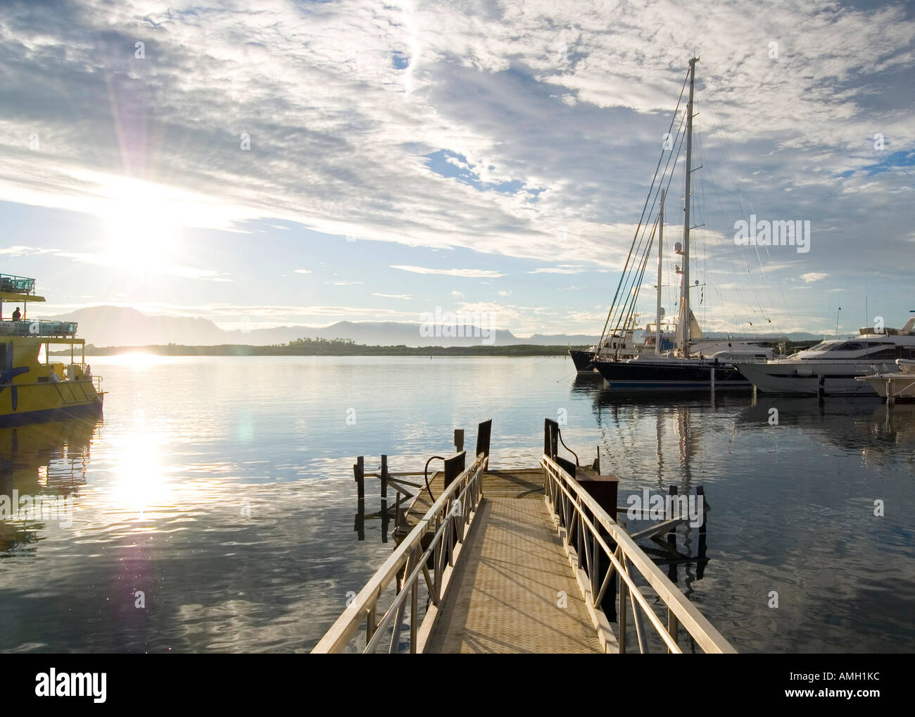 Barche nel porto di sunrise, Nadi, Isole Figi Foto Stock