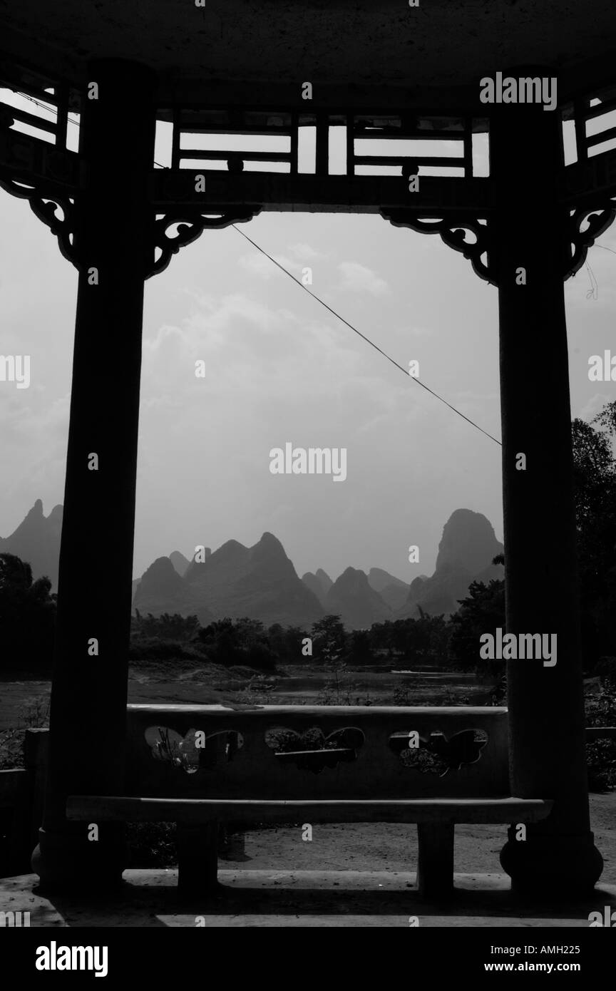 Cina Guangxi Yangshuo all'interno di un tipico padiglione sul Fiume Li Jiang con vista sulle cime calcaree Foto Stock