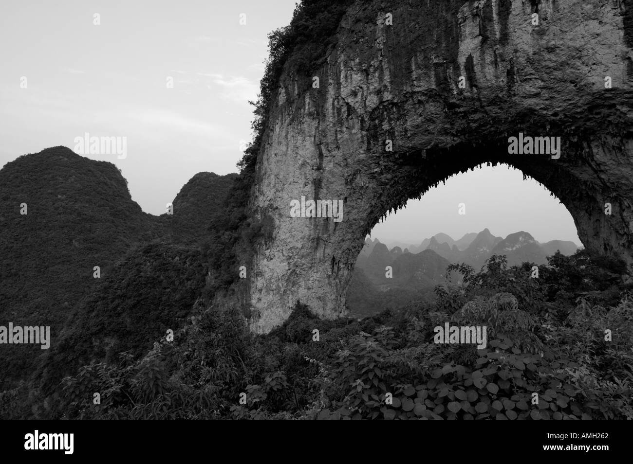 Cina Guangxi Yangshuo sulla sommità della collina di Luna picco di calcare Foto Stock