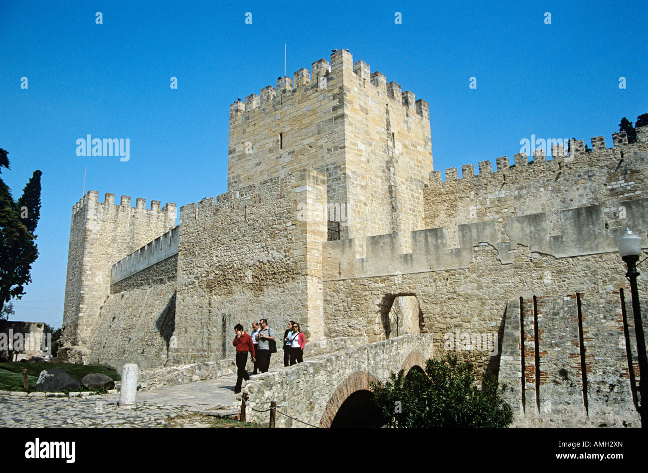Turisti che lasciano Saint George's Castle, Castelo de Sao Jorge, Lisbona, Portogallo Foto Stock