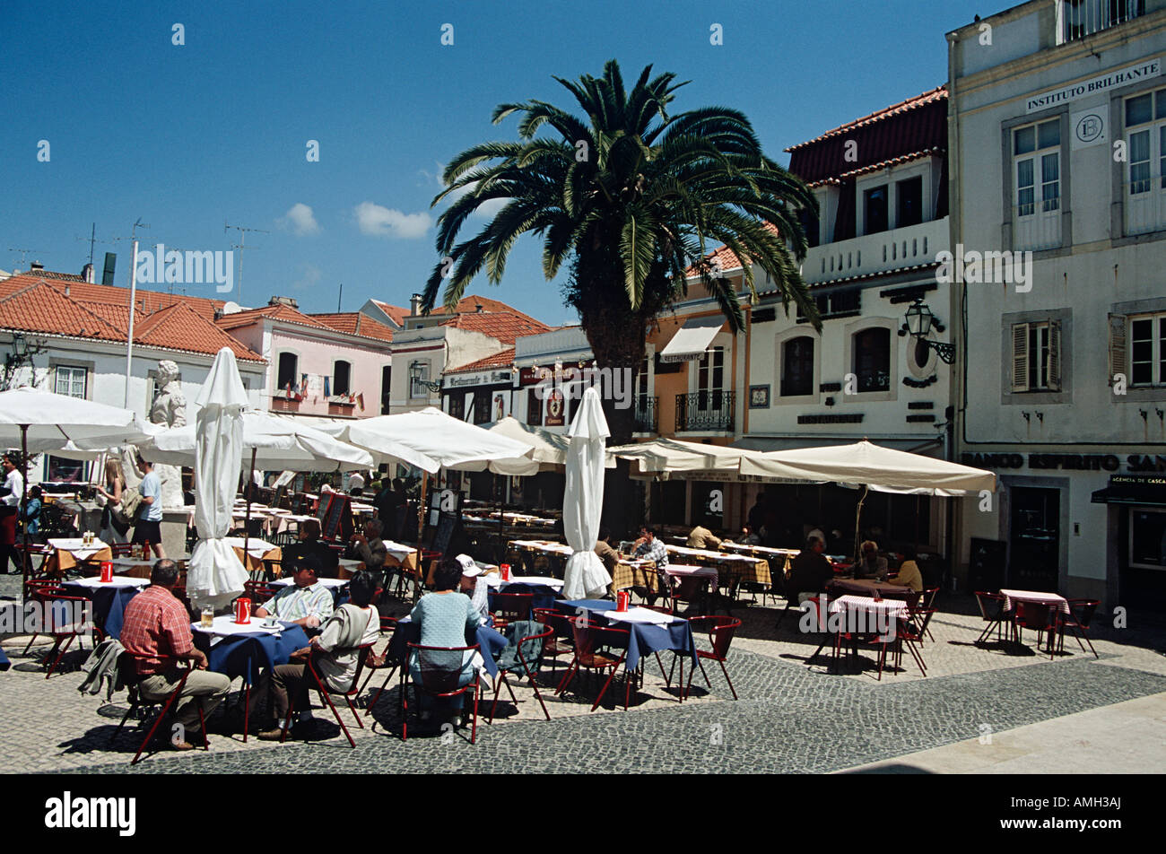 Diners pasti fuori un ristorante in Rua da Palma, una delle piazze della città, Cascais, nei pressi di Lisbona, Portogallo Foto Stock