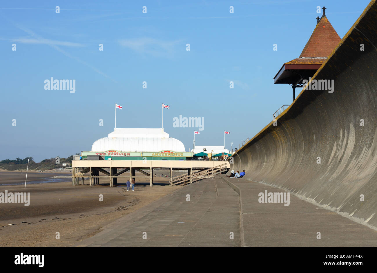 Burnham on sea Somerset cittadina balneare con cemento armato per la difesa del mare wave parete e pier Foto Stock