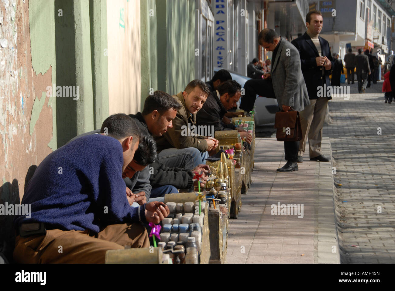 I lucidatrici per scarpe curdi aspettano i clienti in strada a Van City, nella Turchia orientale Foto Stock