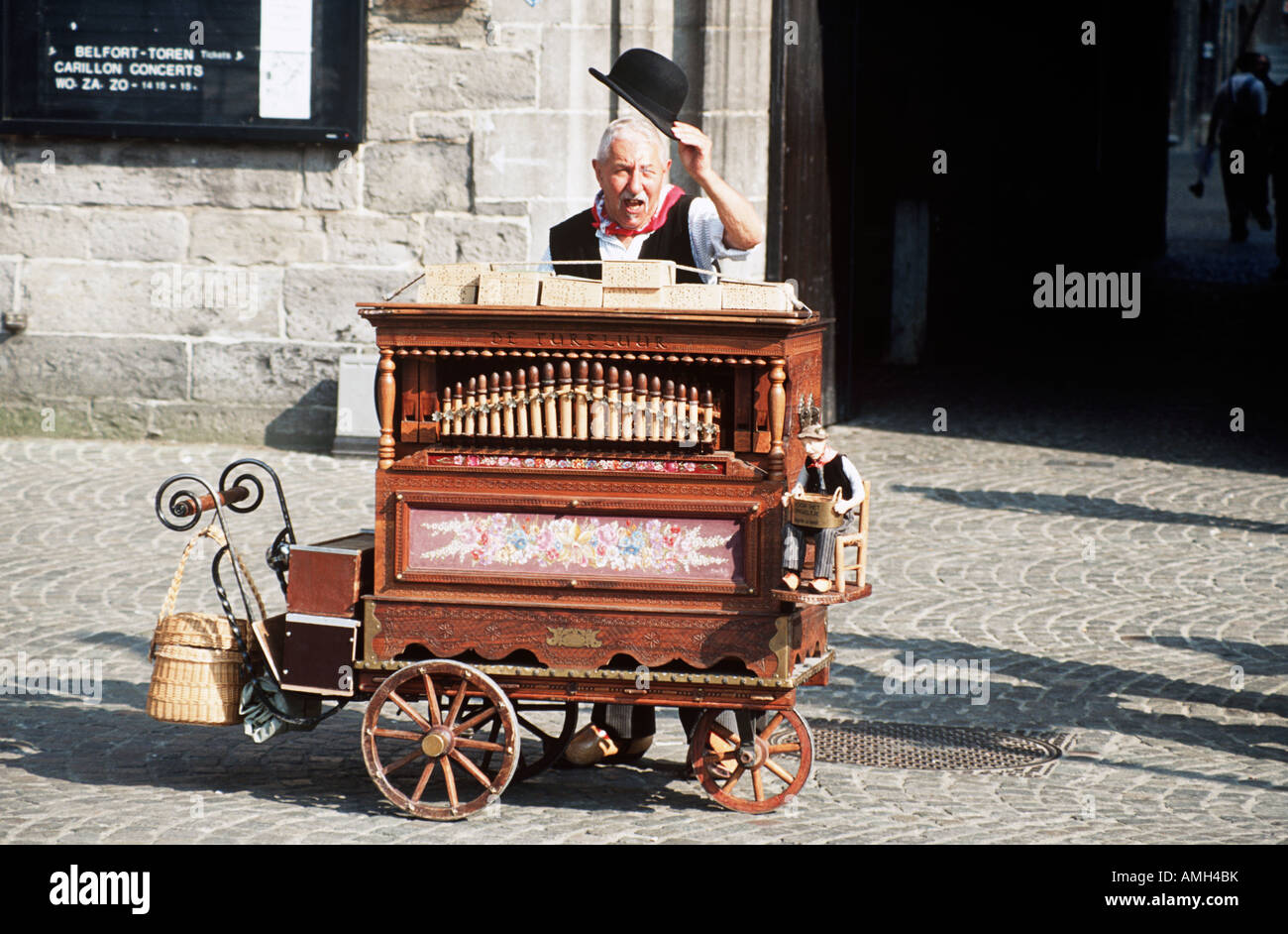 L'uomo la riproduzione di antico organo nell'Markt, Bruges, Belgio Foto Stock