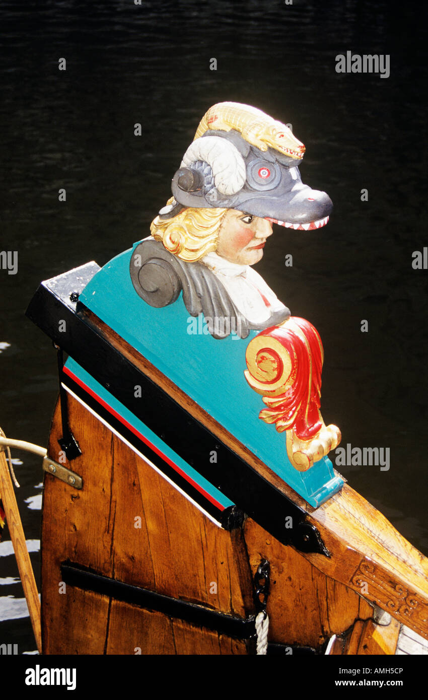 Colorato figura scolpita sul timone di una chiatta ormeggiata sul fiume Leie, Gand, Belgio Foto Stock