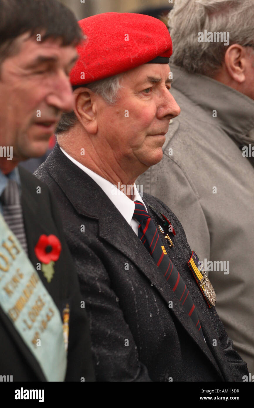 Poppy Day ricordo domenica vecchio soldato sorge in onore di commemorare dei compagni caduti Foto Stock