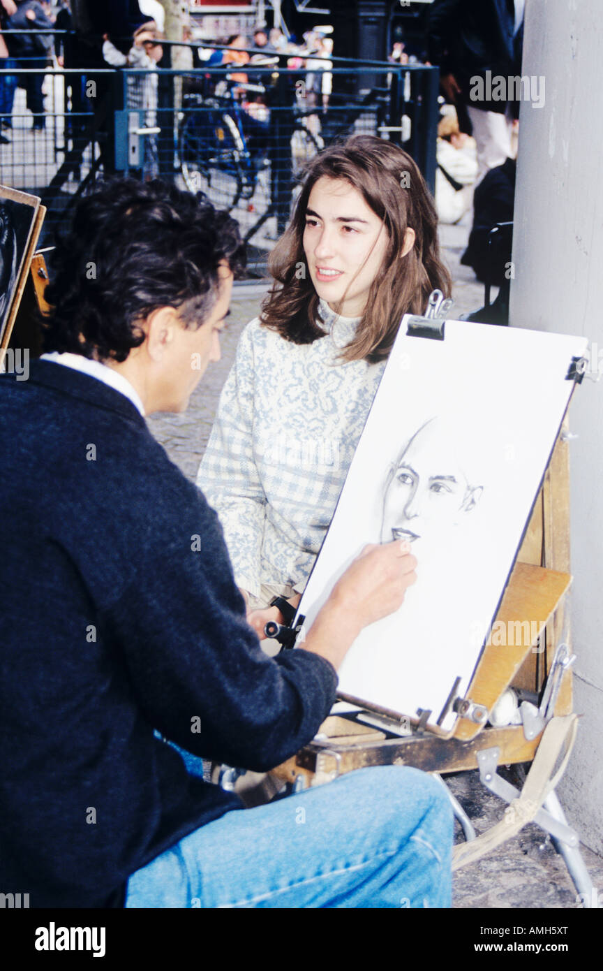 L'artista di strada il disegno di una ragazza si è ritratto nel quartiere di Montmartre, Parigi, Francia Foto Stock