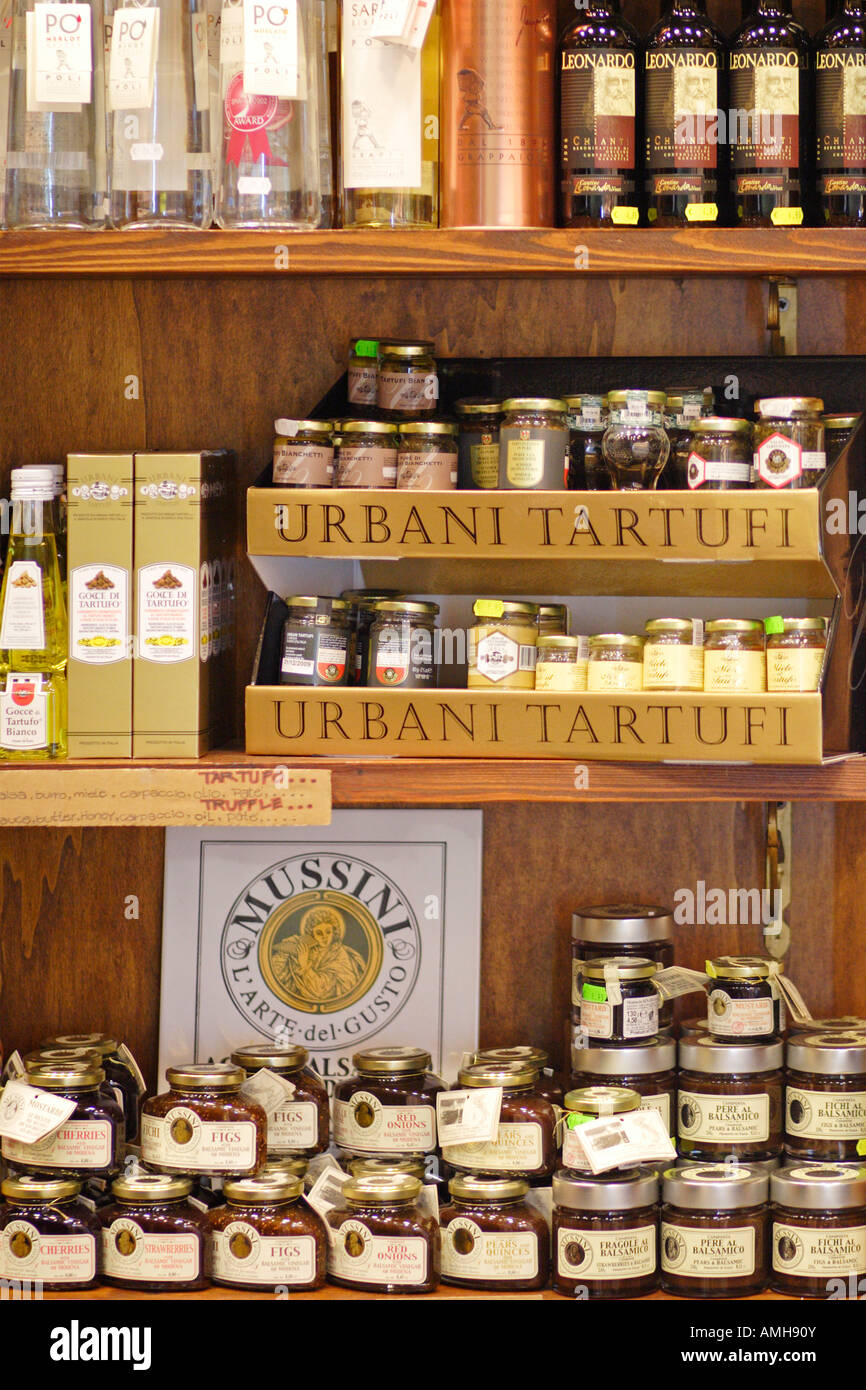 Visualizzazione dei prodotti tipici toscani, Mercato Centrale, Firenze, Italia Foto Stock