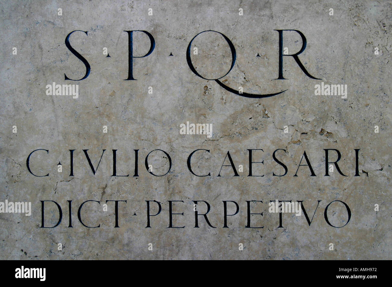 Le parole incise sulla targa del Julius Caesar statua Foto Stock