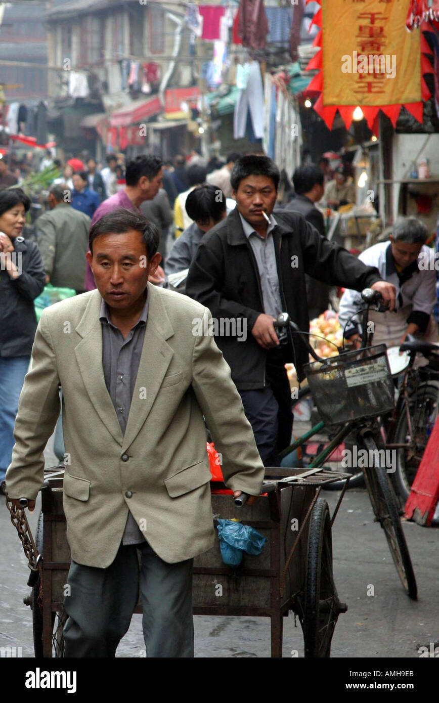 La gente in una strada trafficata in Cina Shanghai Foto Stock