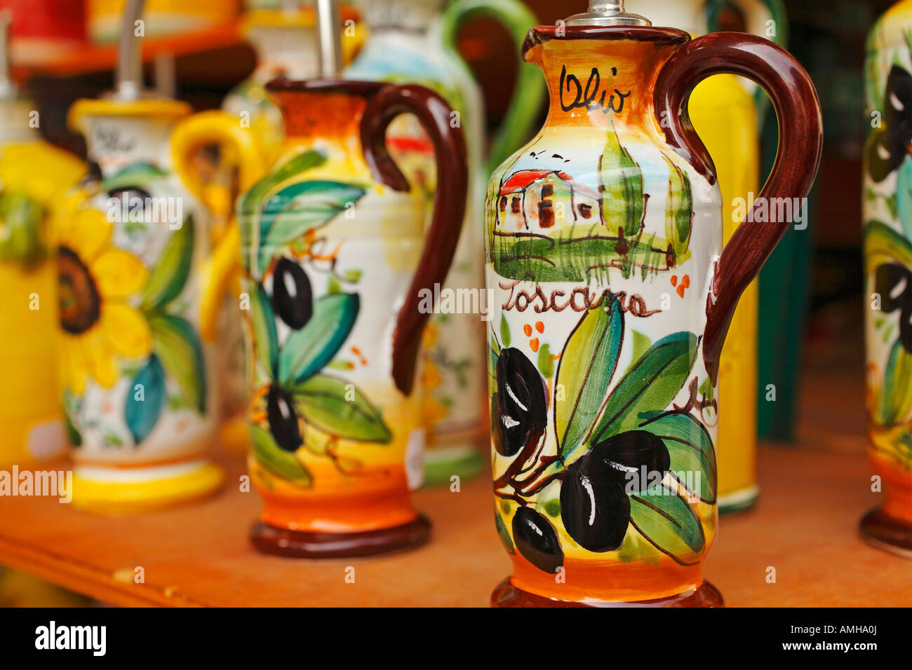 Ceramica bottiglie di olio, Mercato Centrale, Firenze, Italia Foto Stock