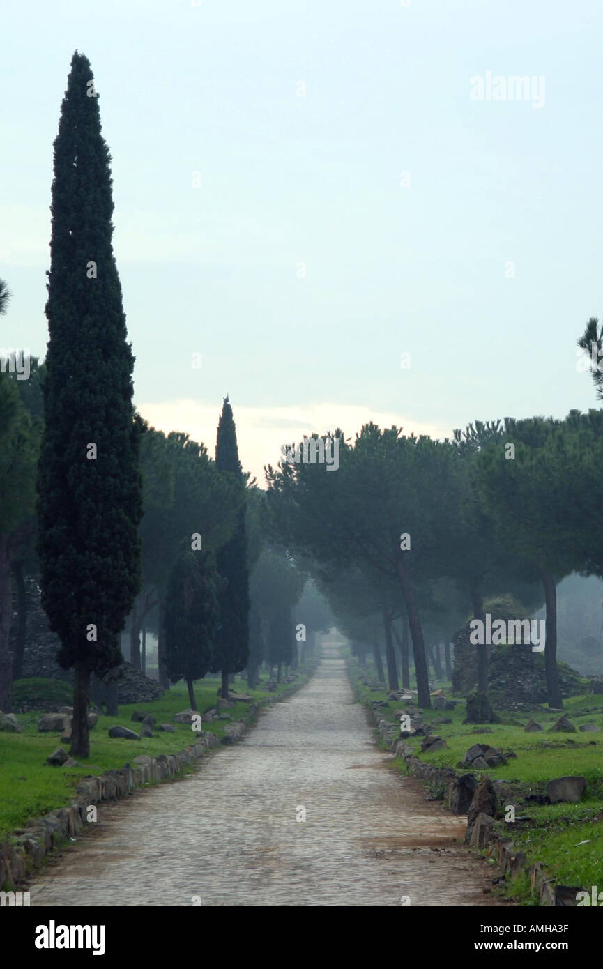 Una vecchia strada romana denominata Via Appia Antica di Roma Italia Foto Stock