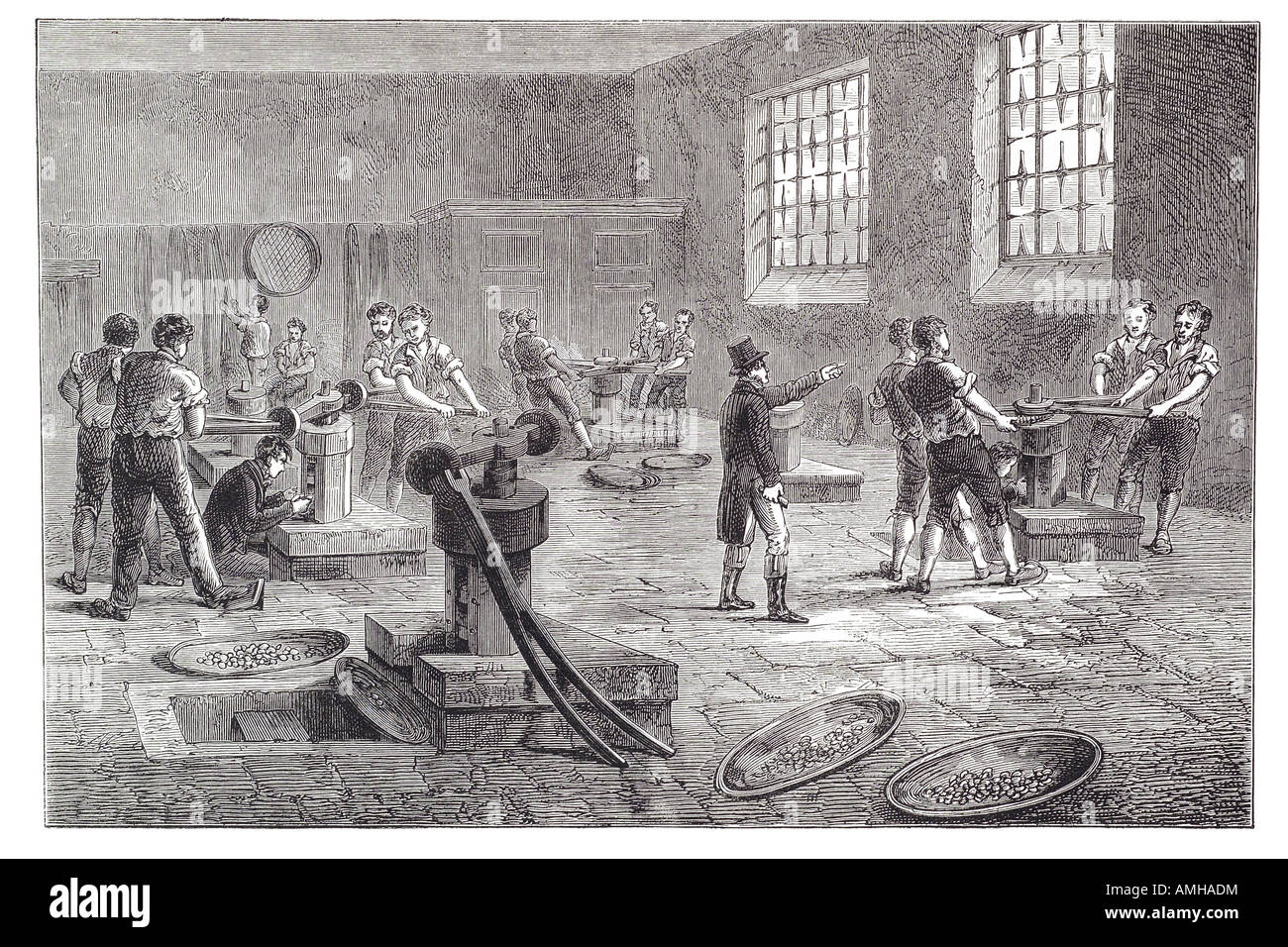 1820 interior royal mint premere battere moneta oro argento denaro nuova finanza timbro di rame metallico esterno London City Englan capitale Foto Stock