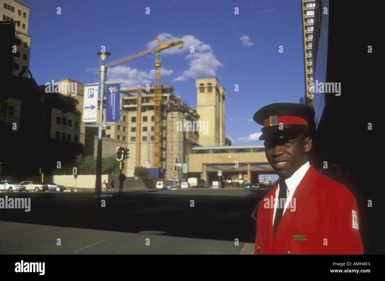 Una guardia di sicurezza in servizio al di fuori di un parcheggio vicino a piazza Nelson Mandela, Sandton City Johannesburg Sudafrica Foto Stock