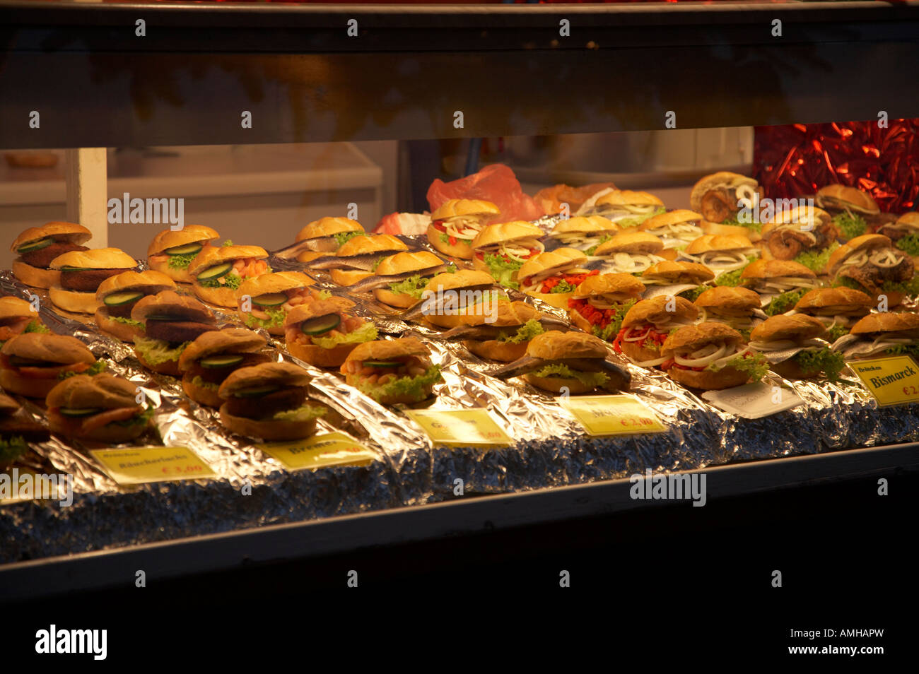 Tedesco sandwich di pesce su uno stallo Berlino Germania Foto Stock