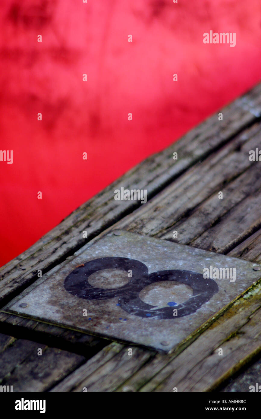 Numero 8 con un luminoso sfondo rosa Foto Stock