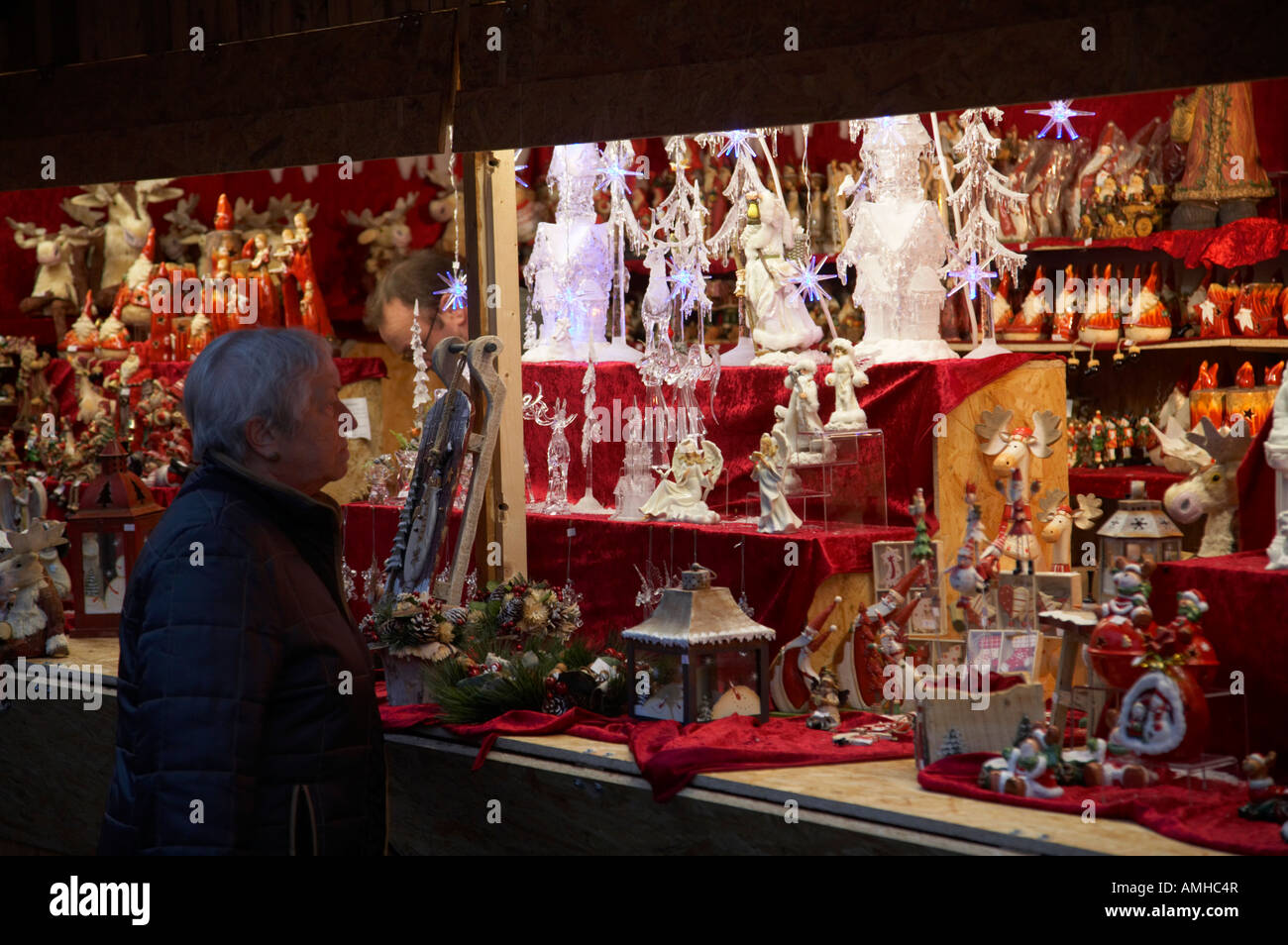 Per turisti in cerca di artigianato beni di natale in stallo a spandau mercatino di Natale Berlino Germania Foto Stock