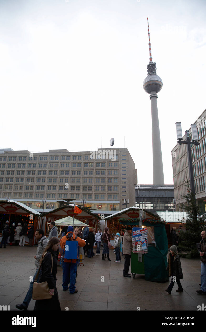 Il mercatino di natale di Alexanderplatz con la Fernsehturm di Berlino Germania Foto Stock