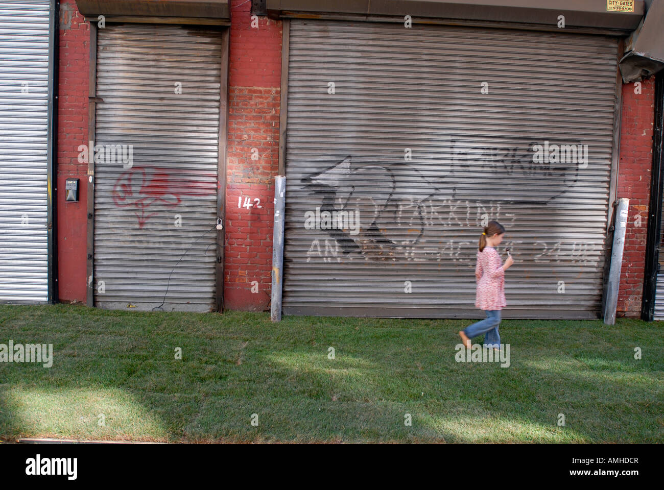 Mantenere disattivato l'erba installazione presso il Dumbo Arts Festival di Brooklyn Foto Stock