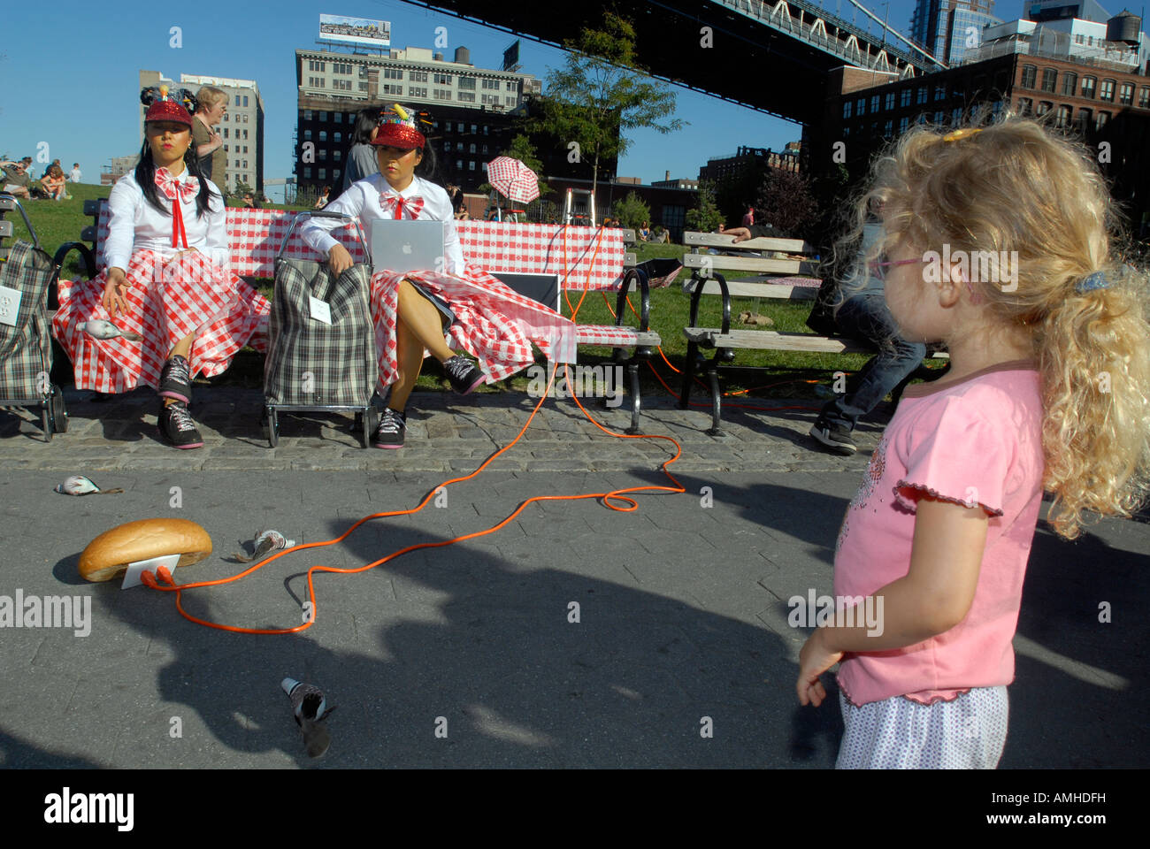 Il Disorientals eseguire loro pezzo chiamato Disorientalism nel ponte di Brooklyn Park Foto Stock